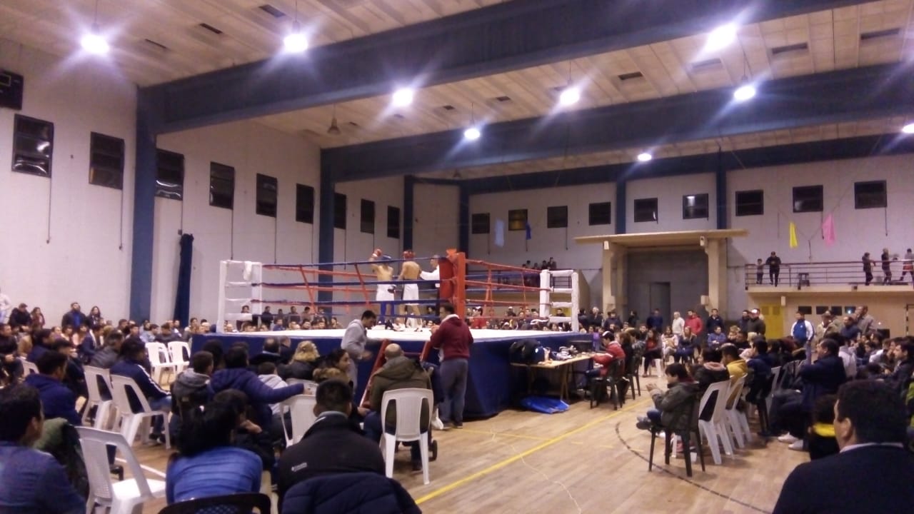 En este momento estás viendo Domingo de boxeo en el gimnasio municipal con tres títulos en juego