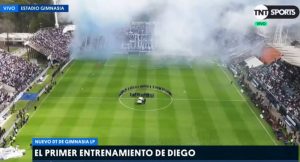 Lee más sobre el artículo Un día volvió Diego al fútbol argentino