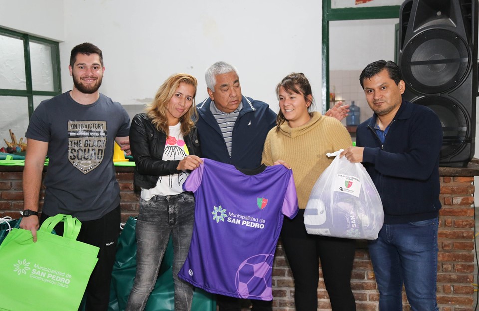 En este momento estás viendo Masiva entrega de indumentaria deportiva para el fútbol femenino