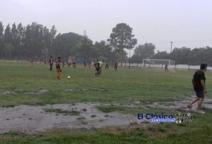 Lee más sobre el artículo Copa de Clubes: Por la lluvia suspendido Independencia-Ferroviario promediando la etapa inicial y Paraná-Banfield