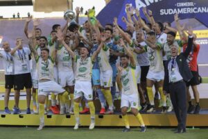 Lee más sobre el artículo Defensa y Justicia celebra la Copa Sudamericana en su hora más gloriosa