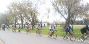 Lee más sobre el artículo Ciclismo: Arrancó el campeonato «Otoño – Invierno» en el circuito Panorámico del Oeste!